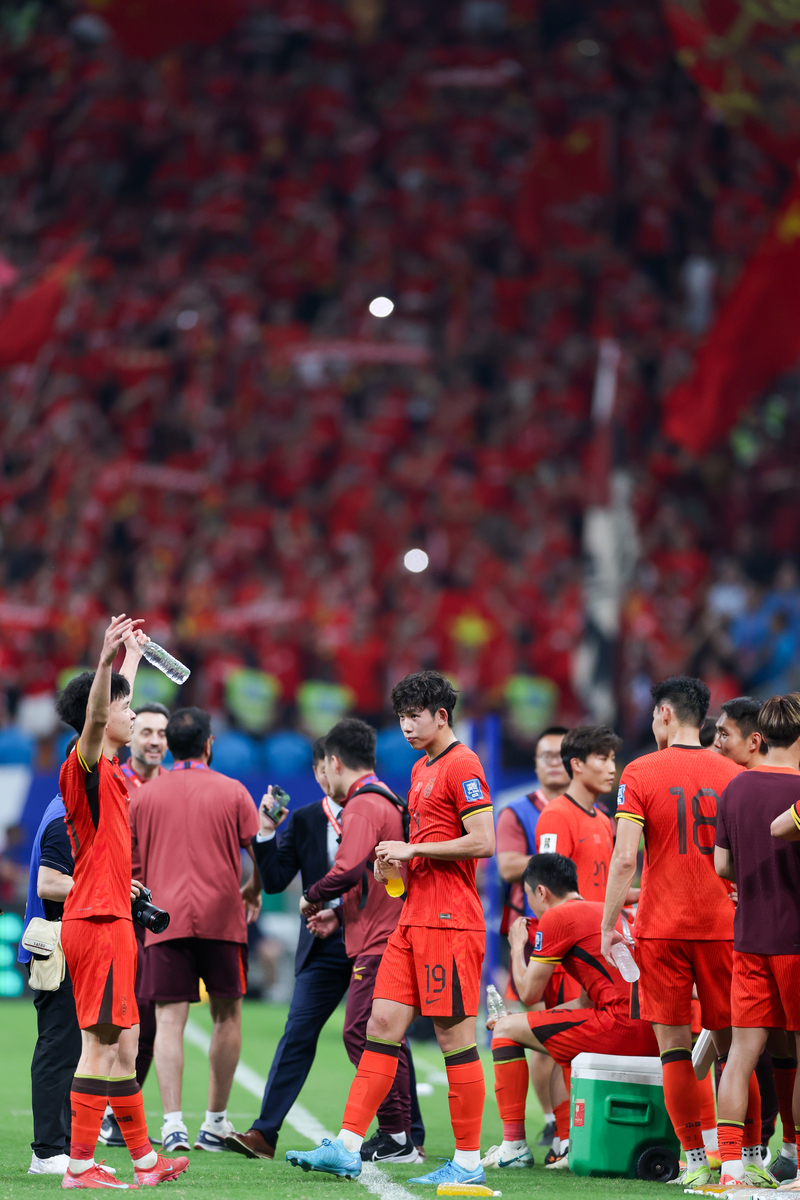 Saba Sports-足球赛场如火如荼，球员们为荣誉拼尽全力